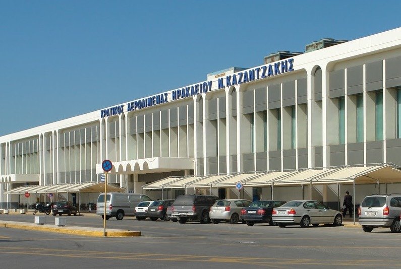 Αναστάτωση στο αεροδρόμιο «Νίκος Καζαντζάκης» - Κυνηγούσαν 23χρονο στον αεροδιάδρομο