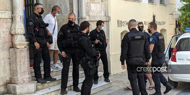 Κρήτη: Από την πίσω πόρτα στο δικαστήριο ο 27χρονος Ρουμάνος - Ξέσπασαν μάνα και χήρα του θύματος