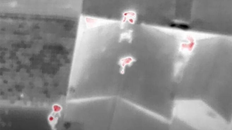Drone εντοπίζει με θερμική κάμερα ληστές που κρύβονταν στην οροφή τράπεζας (vid)