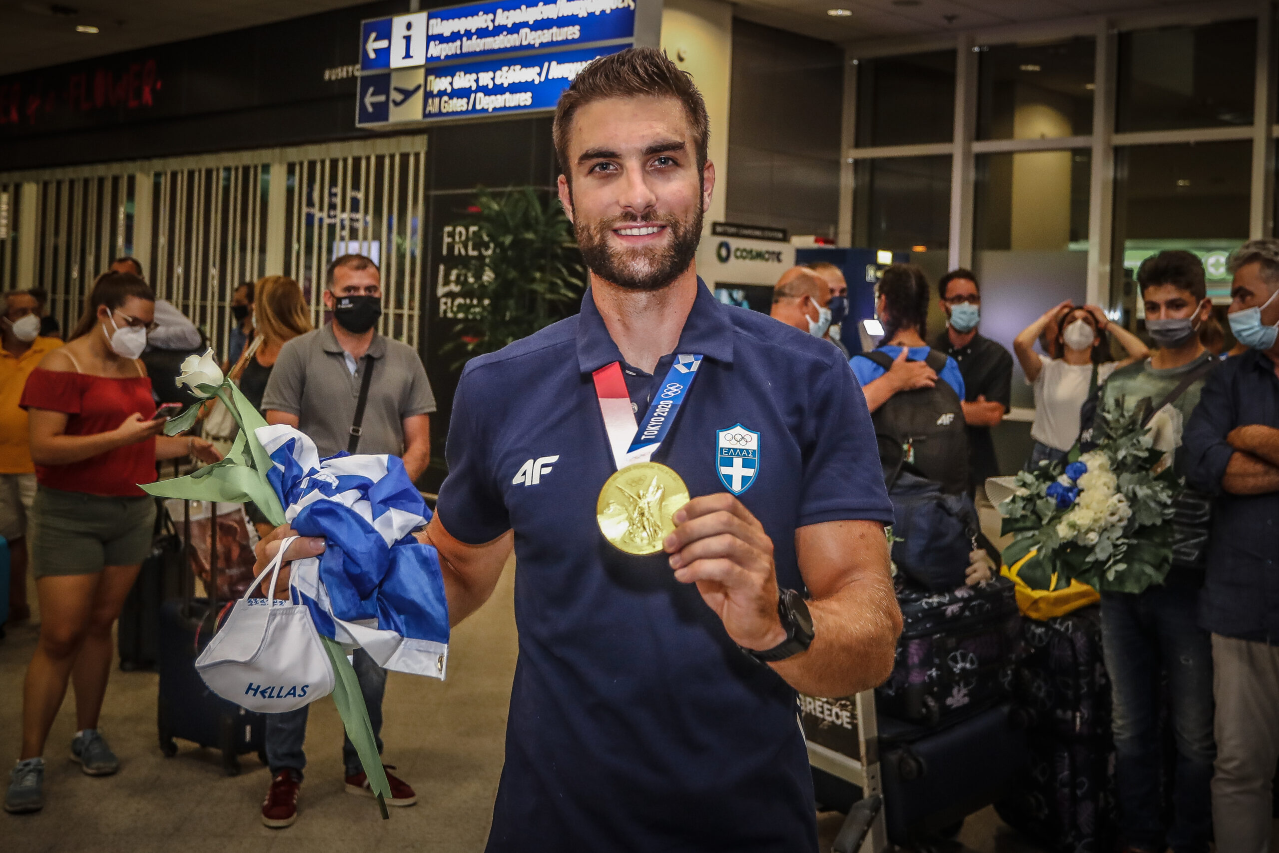 Στέφανος Ντούσκος: Στην Ελλάδα ο χρυσός Ολυμπιονίκης του Τόκιο - Αποθεωτική υποδοχή (Vid)