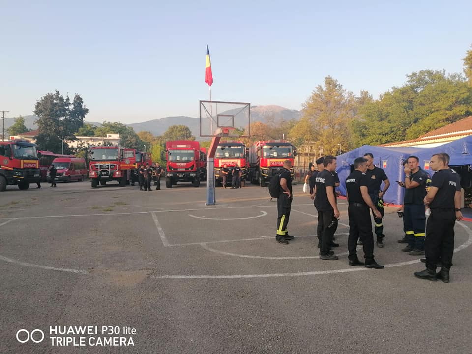 Οι Ρουμάνοι πυροσβέστες διαψεύδουν τα fake news: «Η φωτιά δεν μπορούσε να σβηστεί σε μια μέρα»