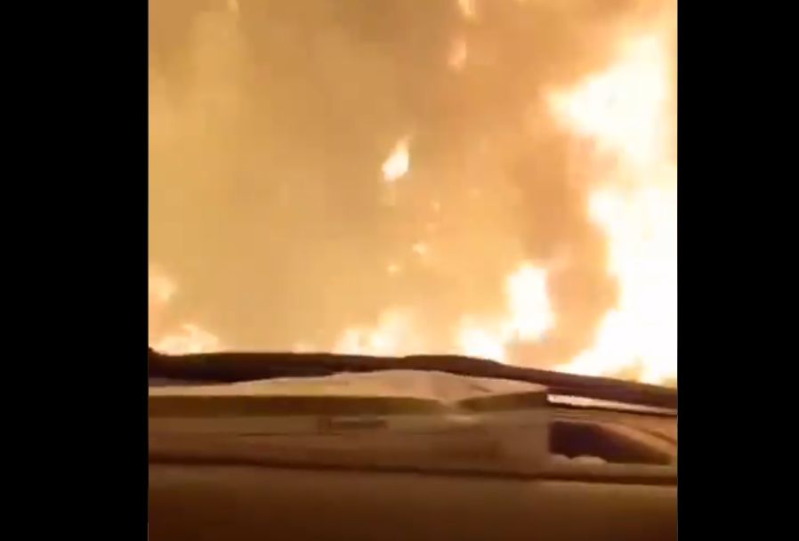 Γορτυνία: Κάτοικοι περνούν μέσα από τις φλόγες με το αυτοκίνητό τους - Βίντεο που κόβει την ανάσα