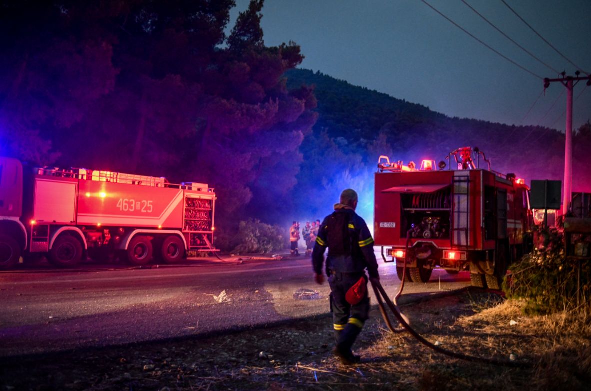 Νύχτα αγωνίας στα Βίλια - Κοντά στον οιισμό η φωτιά