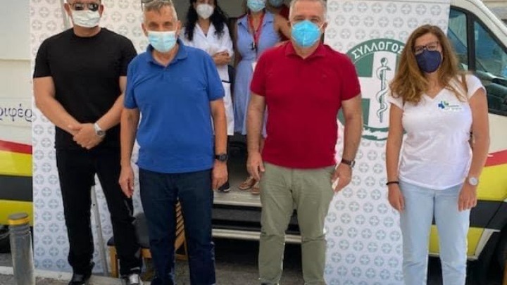 Ηράκλειο -"Γιατροί του δρόμου": Δίπλα στους πολίτες στους κατ’οίκον εμβολιασμούς