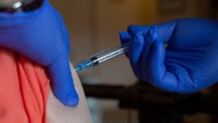 Ο πλήρης εμβολιασμός μειώνει στο μισό τον κίνδυνο για «μακρόχρονη» Covid-19