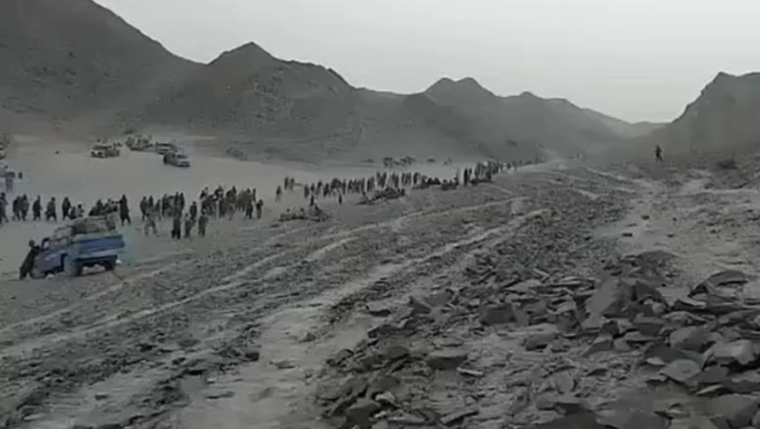 Βιβλικές εικόνες από το Αφγανιστάν: Προσφυγικά καραβάνια διασχίζουν την έρημο (vid)