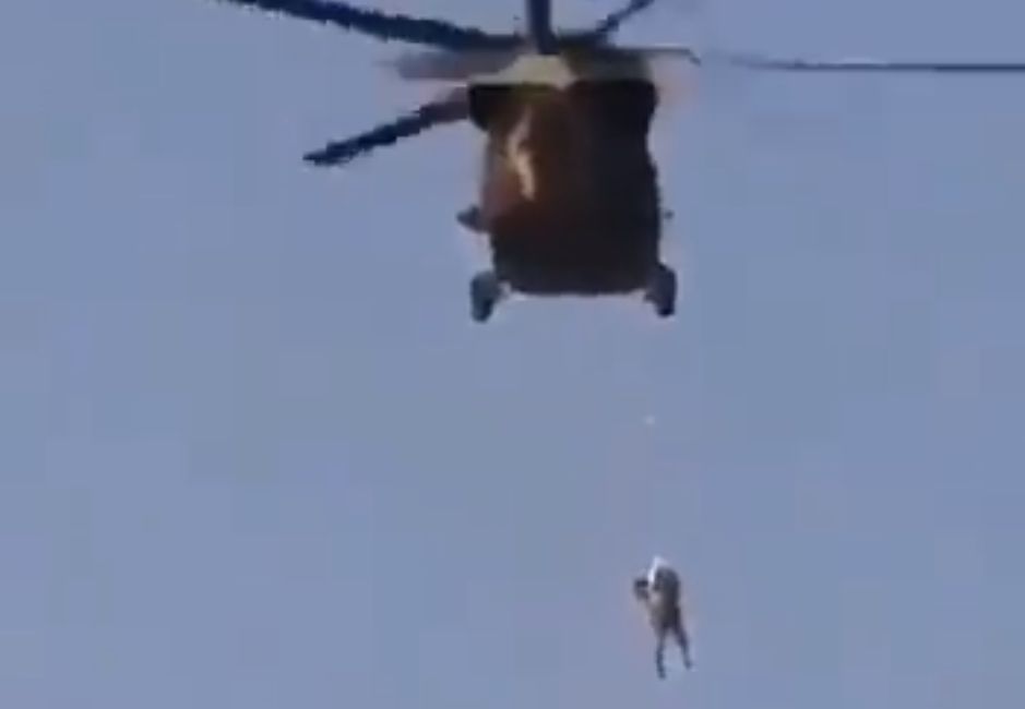 Σοκαριστικές εικόνες στο Αφγανιστάν: Ταλιμπάν περιφέρουν άνδρα κρεμασμένο από ελικόπτερο (ΒΙΝΤΕΟ)